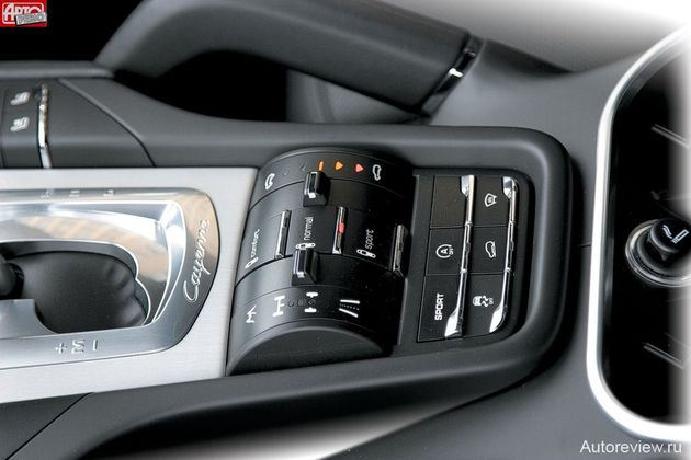 Как и прежде, Cayenne предлагает массу настроек шасси: меняется клиренс, сопротивление амортизаторов, можно последовательно заблокировать муфту в приводе передних колес и задний дифференциал (опция). Отдельной кнопкой включается режим Sport, а рядом с ней — кнопка отключения системы Auto Start Stop: после ее нажатия автомобиль перестает глушить двигатель на светофорах