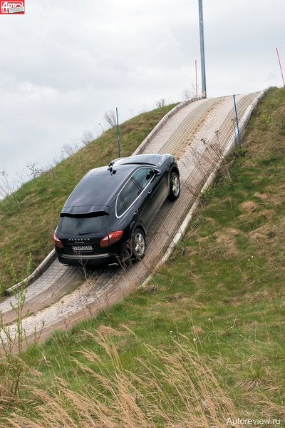 По данным производителя, Cayenne, даже лишившись демультипликатора, способен стартовать на подъеме крутизной до 80%, но на заводском полигоне этого не проверишь — максимальный подъем здесь — 60%