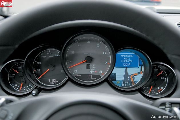 Архитектура панели приборов — как на спортивных купе Porsche 911. Дисплей справа от тахометра многофункциональный — на него можно вывести подсказки навигации, данные маршрутного компьютера, величину давления в шинах и т.д.