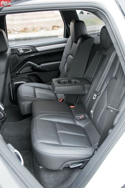 Как и в Туареге, задние сиденья теперь можно перемещать вперед-назад в диапазоне 16 см, есть и регулировка угла наклона спинки