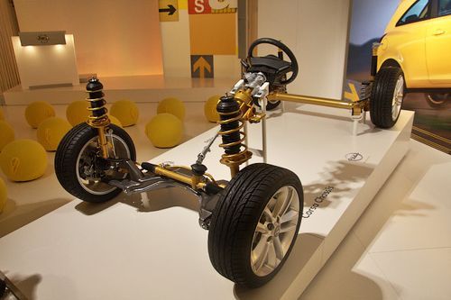 Желтым выделены элементы шасси, которые были модернизированы. Помимо изменений в рулевом управлении и передней подвеске, была также доработана задняя балка. В Opel изменили ее расположение, повернув на 20 градусов вдоль продольной оси: так, что ее открытая сторона теперь сильнее обращена вниз. Это позволило уменьшить недостаточную поворачиваемость и увеличить жесткость балки при боковых нагрузках. Стал толще передний стабилизатор: 19 миллиметров у автомобилей с 1,0 – и 1,2-литровыми двигателями и до 20 миллиметров у машин, оснащенных моторами объемом 1,4 литра