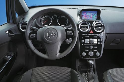 Интерьер обновленного хэтчбека Opel Corsa практически не изменился. Похоже, что инженеры придерживались того же мнения, как и в случае с экстерьером - зачем менять то, что и так смотрится отлично