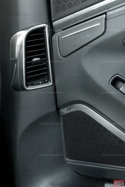 «Порше-дизайн» — во всем, будь то огромный потолочный плафон, кнопки с хромированными кромками или дефлекторы обдува задних седоков на средних стойках. Скромная надпись Burmester — отрада аудиофила