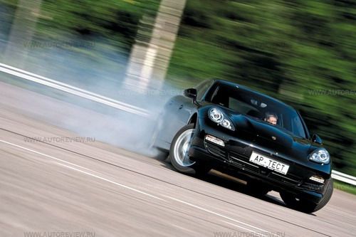 Полностью отключив систему стабилизации PSM, на заднеприводной Панамере S можно скользить даже на сухом асфальте, но… Шасси «заточено» под траекторную езду — занос резковат, а руль «затыкается» при быстром вращении. Правда, на этой «эске» не стоял электронноуправляемый дифференциал, который входит в опционную систему PDCC (плюс 208 тысяч рублей)