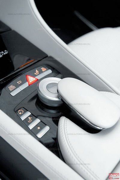 Анимированные меню мерседесовской навигации (слева) или настроек (справа) прорисованы потрясающе, а управлять ими с помощью кругляша системы Comand очень удобно. Милые детали — «пудреница» с телефонной клавиатурой и аналоговые часы