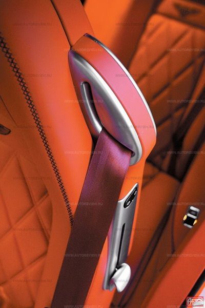 Посадка за рулем тяготеет к высокой, а автоматизация передних кресел не столь «интегральна», как в Мерседесе: помимо рукоятки откидывания спинки есть отдельная клавиша для продольного перемещения сиденья