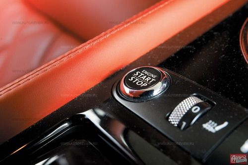 Двигатель пускается кнопкой на тоннеле