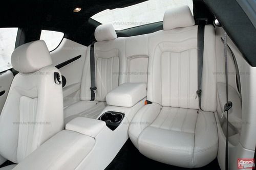 Сзади чуть теснее, чем в Мерседесе CL, и не опускаются стекла