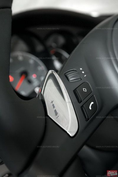 Передачи можно переключать «вставками» на спицах руля: от себя — плюс передача, к себе — минус