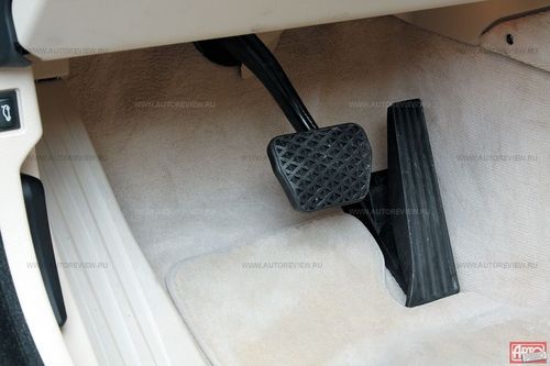 На широком тоннеле «джойстик» автоматической трансмиссии с не самой удобной боковой кнопкой блокиратора смещен левее, ближе к водителю, а кругляш «ай-драйва» отнесен далековато вправо. Зато клавиши режимов Comfort/Normal/Sport/Sport+ легко найти на ощупь, равно как и кнопку DSC OFF. Но ни отключать систему стабилизации, ни щелкать удобными подрулевыми лепестками «автомата» в этой машине не тянет. И место для педали сцепления (в последние годы «механику» заказывали не более 5% клиентов) — явный архаизм… 