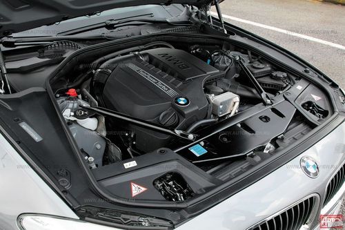 Если у предыдущей «пятерки» был полностью алюминиевый передок, то у новой «семерочной» платформы лонжероны стальные, но брызговики все же из крылатого металла. Обратите внимание на мощные усилители и на петли капота с пиропатронами для его «подъема» при контакте с головой пешехода