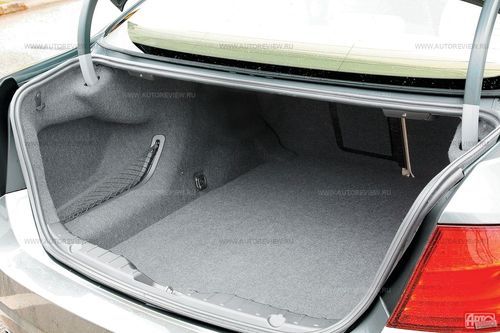 В «пятерку» будет приятно пересесть даже из салона бизнес-класса хорошей авиакомпании — кресла с «отгибающимися» подголовниками удобны, а длинный пенал багажника с гарантией приютит весь багаж