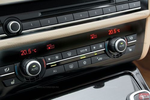Управление климат-контролем — простое и понятное, мест для мелочей хватает, а особая гордость дизайнеров интерьера — эргономичные подлокотники и элегантное решение стыка панели и двери