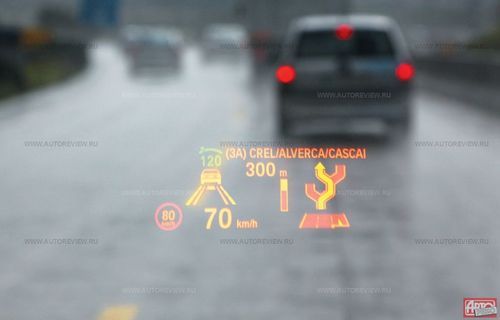 Во время заднего хода на центральном дисплее на консоли видна картинка с подсказками водителю — жаль, что объектив камеры на крышке багажника не защищен от грязи. А к информации на лобовом стекле от проектора HUD за доплату добавится «номинал» последнего попавшегося на пути знака ограничения скорости: сейчас разрешены 80 км/ч, но круиз-контроль, установленный на 120 км/ч, держит скорость впереди идущей машины — 70 км/ч