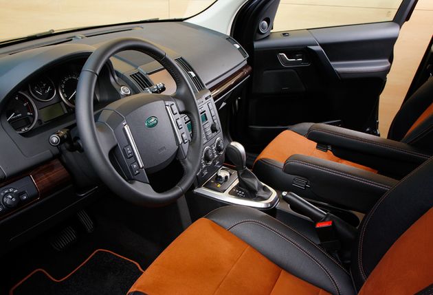 В топовом варианте Premium Pack салон "Фрила" затянут в дорогую кожу Windsor, доступную в четырех цветах, а водительское сиденье имеет восемь регулировок (пассажирское - шесть). На заднем сиденье не то, чтобы тесно, но и не слишком вольготно