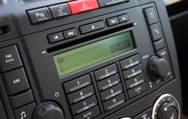 Магнитола по-прежнему имеет монохромный "матричный" дисплей с зеленой подсветкой, а не самая современаня навигационная система слегка подтормаживает, из-за чего мы пару раз проезжали мимо нужного поворота. Здоровые клавиши на центральной консоли и прорезиненные крутилки аудиосистемы воспринимаются как часть "внедорожного" имиджа модели