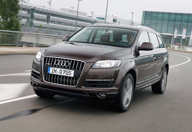 По сравнению со своими предшественниками, двигатели с механическим нагнетателем стали экономичнее (на 11,5 и 15,7 процента соответственно), и динамичнее - 333-сильный V6 разгоняет Audi Q7 до сотни за 6,9 секунды, против 7,4 секунды у ушедшей на покой версии с мотором V8. С более слабым мотором внедорожник достигает отметки в 100 километров в час на секунду позднее