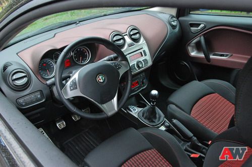 Салон производит неплохое впечатление, однако продуманностью и качеством деталей блещет не везде. Фото Василия Заключаева с сайта 