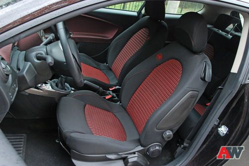 Маленькой машинке - маленькие кресла? Зато попасть на второй ряд сидений не особо затруднительно. Фото Василия Заключаева с сайта 