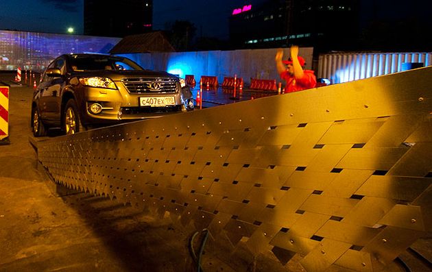 По рампе на горку едет полноприводной "Рафик" с вариатором в комплектации "Престиж" - на премьере нового RAV4 были только такие автомобили. А жаль. Интересно было бы поездить и на моноприводном вседорожнике с "механикой". Хотя у россиян такой "европейский" вариант, скорее всего, пользоваться популярностью не будет