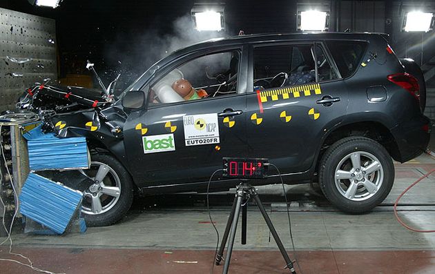 В базовую комплектацию всех "рафиков" входят семь подушек безопасности, включая ту, что защищает колени водителя, а также ABS, система распределения тормозных усилий, система стабилизации, антипробуксовочная система и система помощи при подъеме по склону. Система помощи при спуске ставится только на машины с автоматической трансмиссией.  Благодаря такому богатому оснащению системами пассивной и активной безопасности RAV4 год от года заслуживает высокие оценки на независимых краш-тестах. "Евронкаповцы" в 2009 году дали предыдущей версии кроссовера четыре звезды за лобовое столкновение