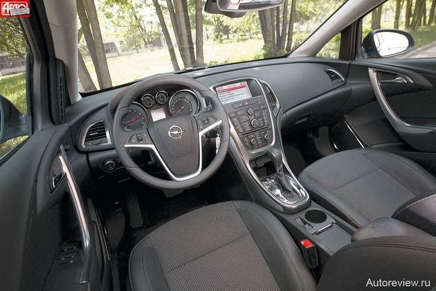 Богато, красиво, удобно. Жаль, что рельефный руль Астры от себя далеко не отодвинешь — у водителей ростом менее 160 см могут возникнуть проблемы с подбором удобной посадки