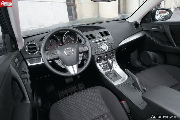 Буйство форм и фактур, руль усеян кнопками и переключателями, как на болиде Формулы-1... И все это радует глаз. Можно и не заметить, что в «трешке» пластик напротив водителя жесткий, а напротив пассажира — мягкий