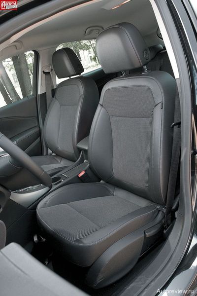 Кресла топ-версии Cosmo хороши: комбинированная обивка и мощные боковые валики крепко держат в поворотах