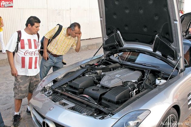 Под длинным капотом аллигаторного типа, который по-мерседесовски открывается почти под прямым углом, — атмосферный двигатель V8 6.2, сдвинутый в пределы колесной базы: по словам Вольфа Циммермана, новый битурбомотор AMG сюда не помещается