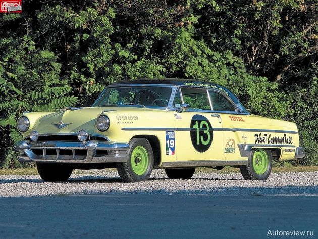 С 1988 года Carrera Panamericana проводится вновь — как пятидневная дорожная гонка классических машин с примесью современных спорткаров. На переднем плане — Ford 1954 года, а за ним — Porsche 356. Интересно, что лучшим достижением малолитражек Porsche в Мексике стало третье место родстера 550 в прощальном 1954 году. А вот «стоковые», то есть близкие к стандартным «американцы» уступали по скорости только гоночным Ferrari, Лянчам и Мерседесам — четыре заводских двухдверных седана Lincoln Capri в 1952 году заняли все места с седьмого по десятое