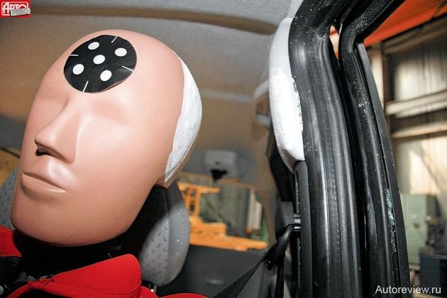 Пухлая накладка из податливого пластика на средней стойке Калины помогает смягчить удар головы