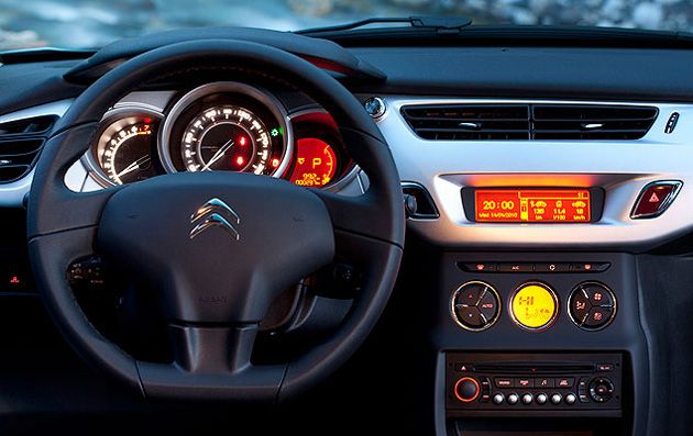 Инженеры "Ситроен" любят комплектовать свои автомобили всевозможными гаджетами, включая такие, которые нечасто встретишь на машинах других марок. Новый С3 получил от них салонное зеркало заднего вида, которое самозатемняется по мере того, как за окном сгущаются сумерки, задний стеклоочиститель, которые начинает работать автоматически при включении задней передачи, если работают передние щетки, а также функцию выключения подсветки всех приборов, за исключением спидометра, для комфортной езды в темное время суток. Правда, такую фотографию мы сами, к сожалению, не сделали, и на этом изображении подсвечиваются вся приборная панель.