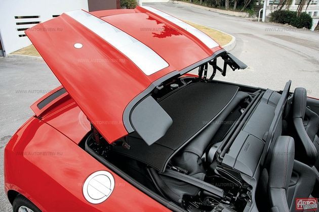 Углепластиковая крышка отсека для складного верха весит 6,4 кг, в Некарсульме ее делают по передовой технологии — с подачей смолы в вакуумированную форму с углеволокном