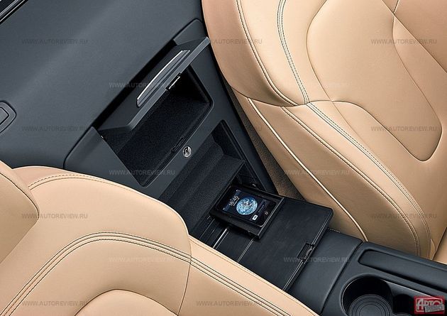 В нижнем из трех запираемых на ключ отсеков за сиденьями располагается опционный CD-чейнджер