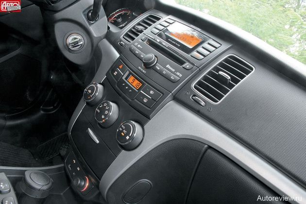 Опционный климат-контроль — однозонный и управляется по неудобному алгоритму: чтобы активировать полностью автоматический режим, надо вращать две рукоятки из трех