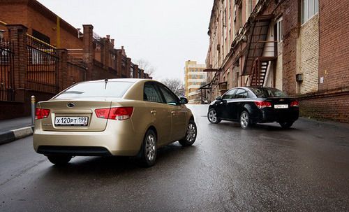 Для теста мы взяли самые ходовые модификации южнокорейских седанов - из середины прайс-листа. Kia Cerato 1.6 на &quot;механике&quot; достался нам в комплектации &quot;люкс плюс&quot; – с климат-контролем, шестью подушками безопасности, полным электропакетом и системой стабилизации. Автомобиль с таким набором оборудования обойдется покупателю в 630 тысяч рублей. Выбранный нами Cruze с двигателем 1.8 и ручной коробкой передач в комплектации LT стоит дороже – 708 тысяч рублей, хотя оснащен не намного богаче &quot;Церато&quot;. Из приятных опций на Cruze установлен лишь круиз-контроль, датчик дождя и система автоматического включения фар