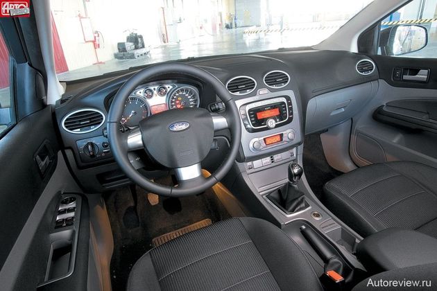 Focus после рестайлинга вполне современен, по качеству отделки почти не уступает «новичкам» Renault и Chevrolet, замечаний к эргономике — минимум, а переключение передач и вовсе самое удобное