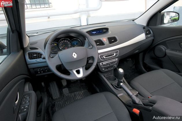 Renault Fluence: дизайн интерьера свеж, отделка качественная. Из непривычного — «бесконтактный» вход и пуск двигателя кнопкой (опция всего за 7000 рублей) и широкая педаль тормоза, взятая от машины с «автоматом»