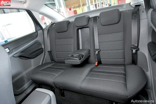 Сложнее всего садиться на задние сиденья Фокуса — двери здесь самые высокие, однако ноги едва пролезают между стойкой и подушкой дивана. Зато в дальнем путешествии высокая посадка удобна, а подлокотники самые развитые