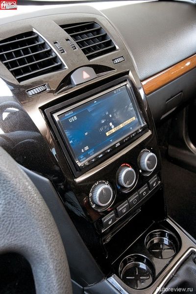 На этой машине управление климатической установкой — от Приоры, но разрабатывалась более современная схема. Аудиосистема — «двухдиновая»