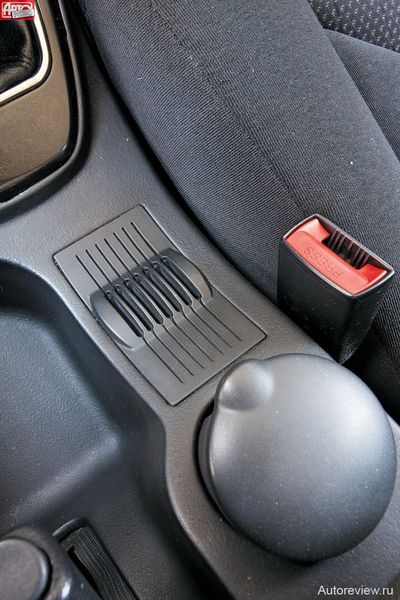 Есть даже слоты для парковочных карточек!