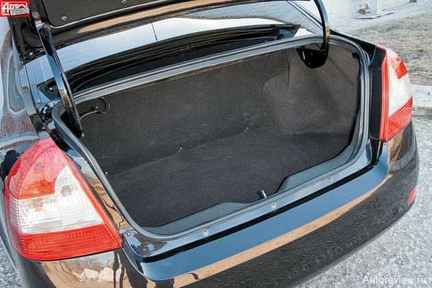 Багажник — как на иномарках — открывается с помощью обрезиненной кнопки электрозамка. Но объем для поклажи умеренный — до заявленных 500 литров, похоже, не дотягивает