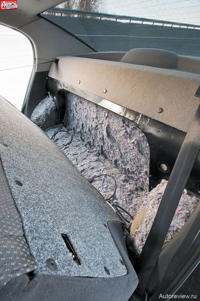 Спинку заднего дивана хотели сделать откидывающейся, но помешал усилитель, необходимый для пущей жесткости кузова, — скорее всего, ограничились бы лючком для длинномеров