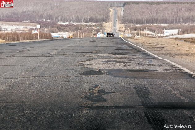 Слава богу, до Тольятти мы добрались, не потеряв ни одного водительского удостоверения. Как выиграли в лотерее. Даже психология поведения за рулем «подстраивается» под милицейские засады: при обгоне ты думаешь не о безопасности, а о том, чтобы фура не заслонила установленный только с одной стороны «леденец»; вместо встречных высматриваешь по обочинам радары-треноги. Покрытие от Москвы до Пензы нормальное, а вот дальше...