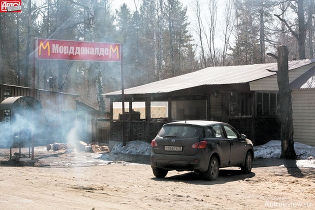 Трасса М5 не меняется десятилетиями — на месте и легендарный населенный пункт Умет на территории республики Мордовия. Это примерно полдороги до Тольятти, самое время перекусить — и на обочинах дороги на протяжении нескольких километров теснится шанхай из покосившихся шашлычных, а дорогу застилает дым от мангалов