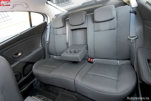 База Флюенса на 20 мм больше, чем у Круза, и места для коленей задних седоков побольше. Но ступни ног еле пролезают под передние кресла, а диван с низкой подушкой неудобен
