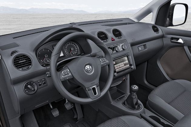 Интерьер VW Caddy и его внешность привели в соответствие с остальными моделями компании. В салоне появилась новая панель приборов, другое рулевое колесо, ''гольфовские'' блоки климат-контроля и аудиосистемы, а также другие сиденья