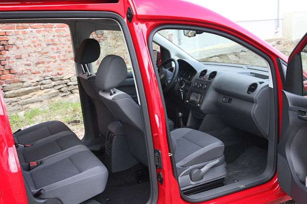 Места для пассажиров и на первом, и на втором ряду много. Однако задние сиденья, несмотря на возможность складывать спинки в соотношении 1/3 и 2/3, отдельно друг от друга не регулируются